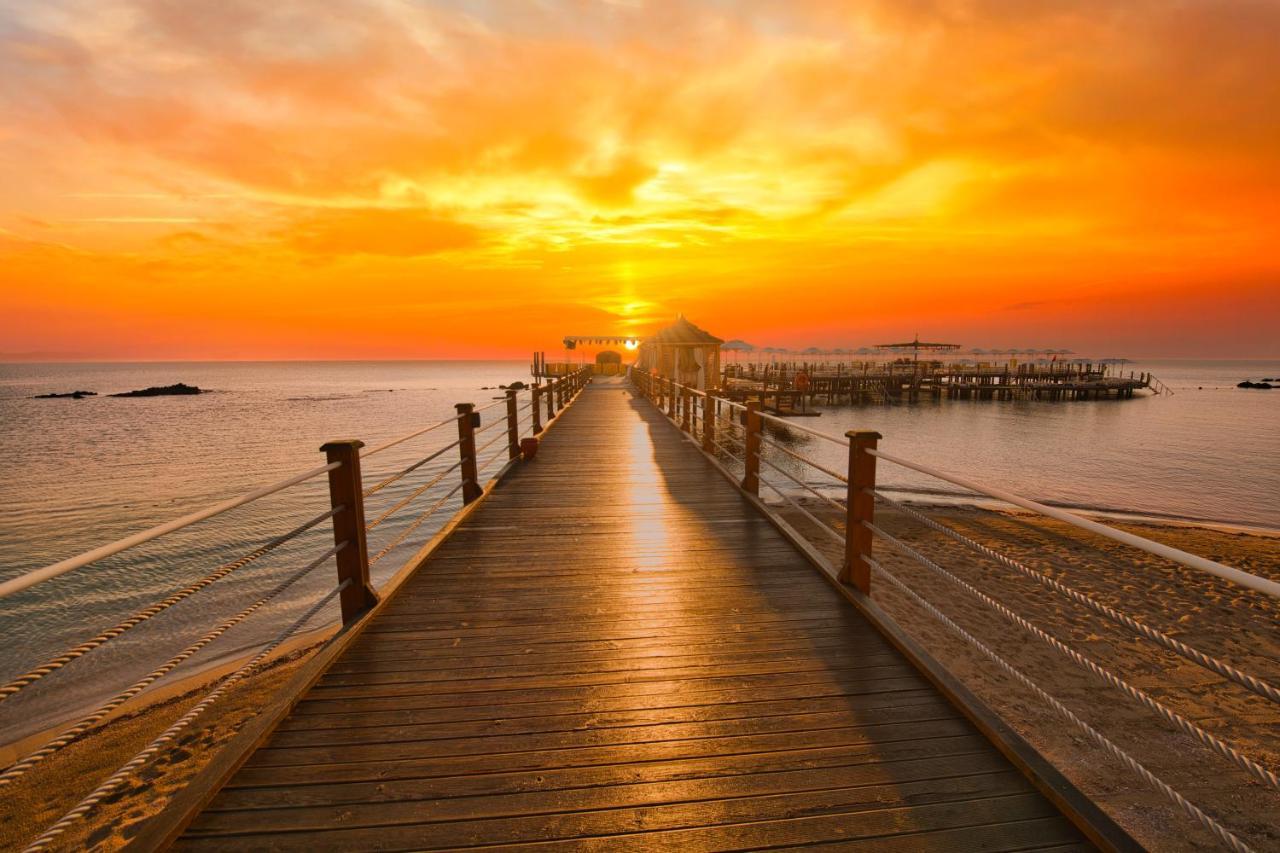 Salamis Bay Conti Resort Hotel & Casino Ammókhostos Eksteriør bilde Sunset at the pier