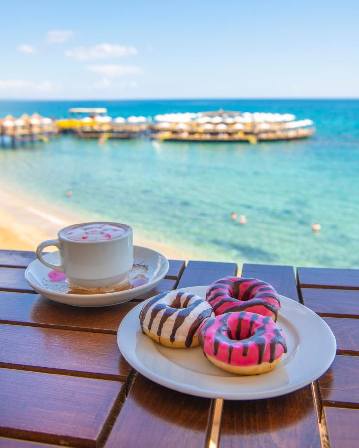 Salamis Bay Conti Resort Hotel & Casino Ammókhostos Eksteriør bilde A cup of coffee and donuts